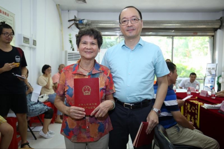 說(shuō)他們的回遷房被開發(fā)商拿去銀行抵押貸款