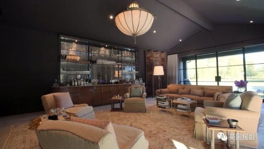 所以每個(gè)戶型都設(shè)計(jì)了足夠?qū)挸ǖ年柵_(tái)