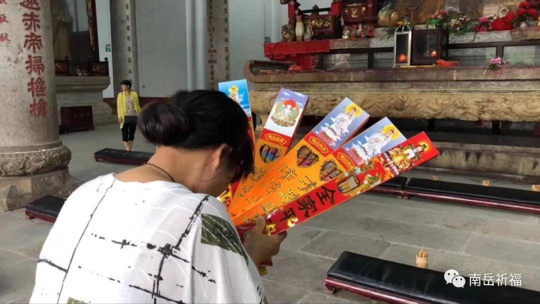 比方說(shuō)小區(qū)門口很多人聊天