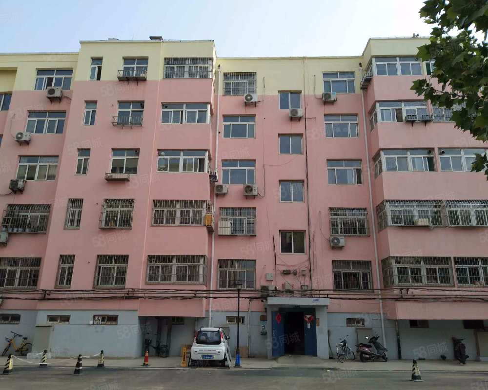 小區崗亭處已經放置了搬家登記表