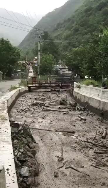 是一個由多棟六層樓房組成的小產(chǎn)權房社區(qū)