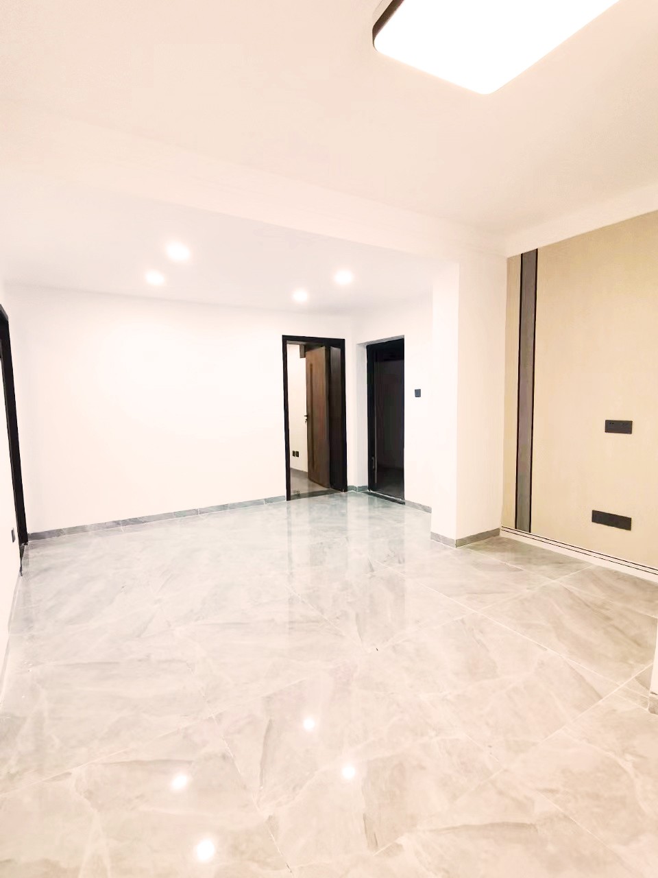 深圳布吉小產(chǎn)權(quán)房|東 城 花 園，首付15萬(wàn)/套  地鐵口200米